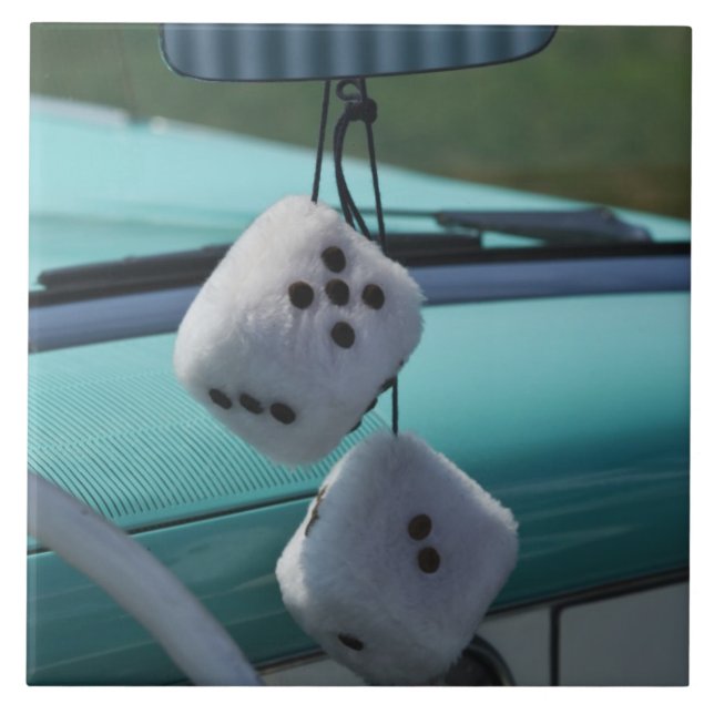 USA, Massachusetts, Gloucester. Fuzzy dice i en Kakelplatta (Framsidan)