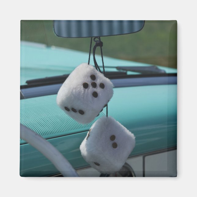 USA, Massachusetts, Gloucester. Fuzzy Dice i en Magnet (Framsidan)
