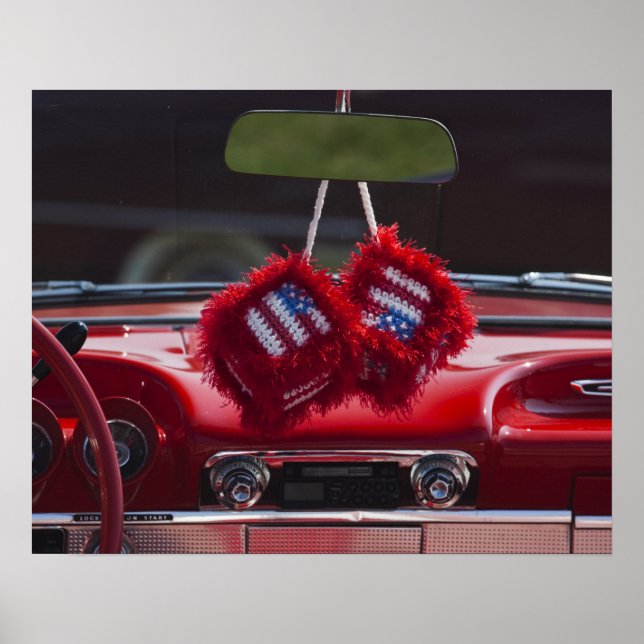 USA, Massachusetts, Gloucester. Fuzzy Dice med Poster (Framsidan)