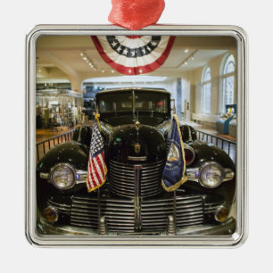 USA, Michigan, Dearborn: The Henry Ford Museum, Julgransprydnad Metall