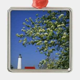 USA, Michigan, East Tawas. Tawas fyr med Julgransprydnad Metall