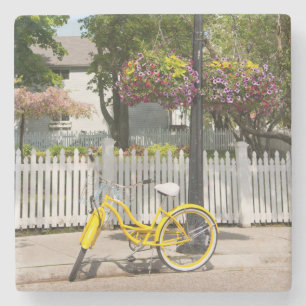 USA, Michigan, Mackinac Island. Gul cykel Stenunderlägg
