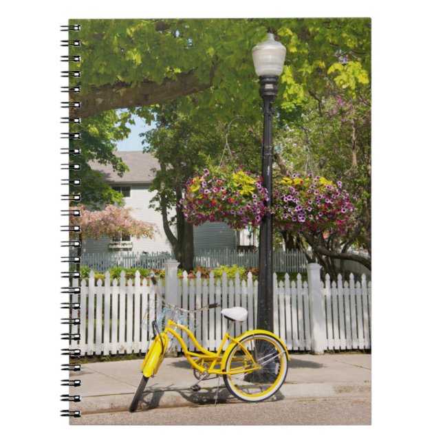 USA, Michigan, Mackinac Island. Gult Bike Anteckningsbok Med Spiral (Framsidan)