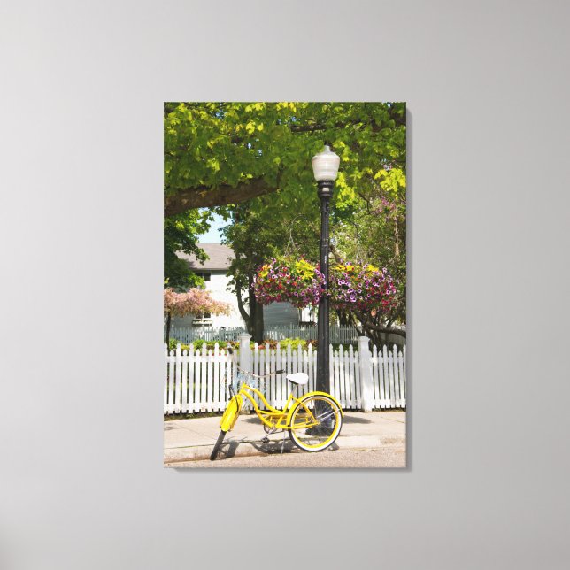 USA, Michigan, Mackinac Island. Gult Bike Canvastryck (Framsida)