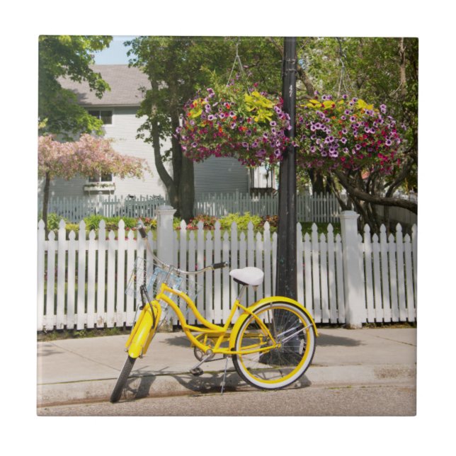 USA, Michigan, Mackinac Island. Gult Bike Kakelplatta (Framsidan)