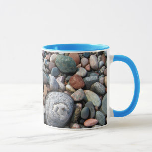 USA, Michigan. Polerade småsten på stranden Mugg