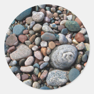 USA, Michigan. Polerade småsten på stranden Runt Klistermärke