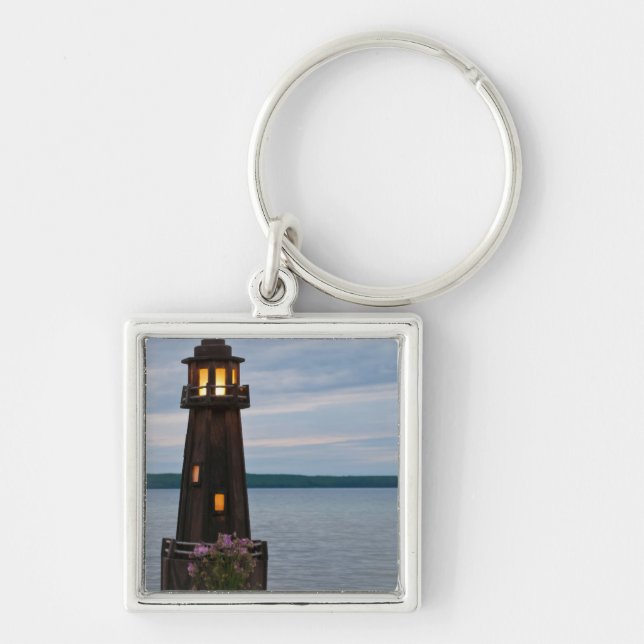 USA, Michigan. Trädgårdsdekoration fyr Fyrkantig Silverfärgad Nyckelring (Framsidan)