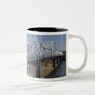 USA, Mississippi, Vicksburg. I-20 Highway Två-Tonad Mugg