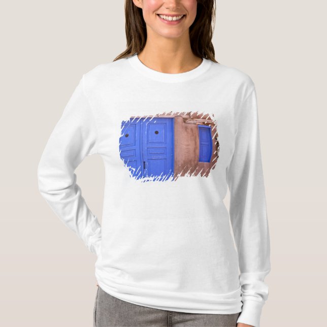 USA, New Mexico, Santa Fe. Utsikt över blå dörr oc Tee Shirt (Framsida)