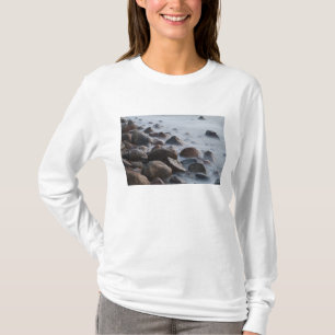 USA, New York, East Hampton. Havsvågor vid T-shirt
