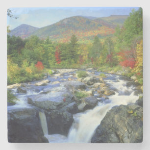 USA, New York. En vattenfall i Adirondack Underlägg Sten