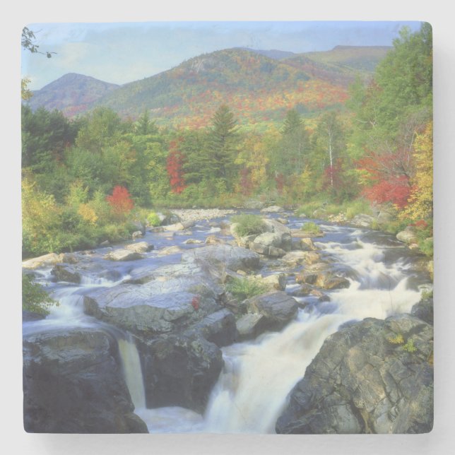 USA, New York. En vattenfall i Adirondack Underlägg Sten (Framsidan)