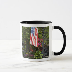 USA, New York, Lewiston. Amerikansk flagga fäst Mugg