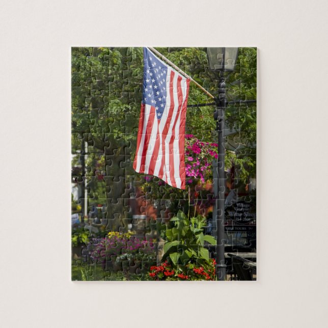 USA, New York, Lewiston. Amerikansk flagga fäst Pussel (Vertikal)