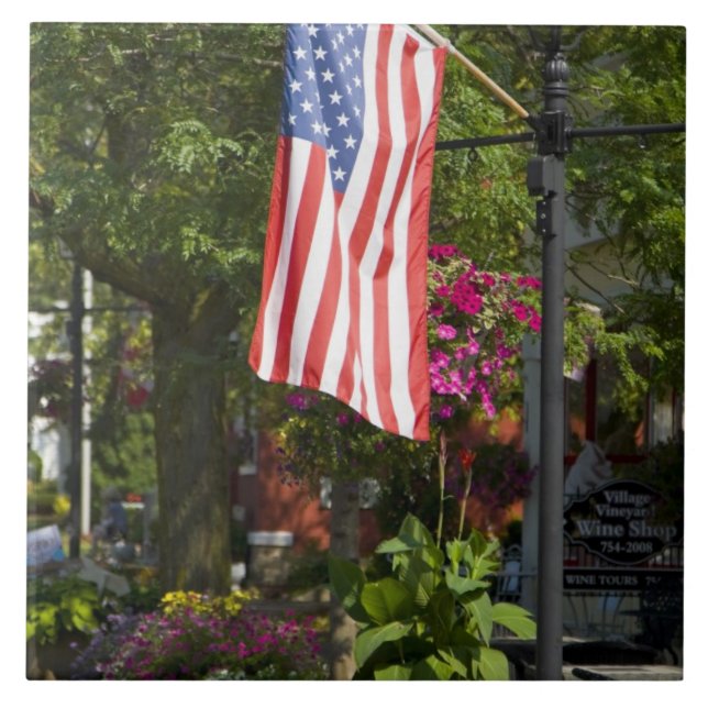 USA New York, Lewiston. Fäst amerikanska flaggan Kakelplatta (Framsidan)