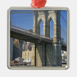 USA, New York, New York City. Brooklynbron Julgransprydnad Metall