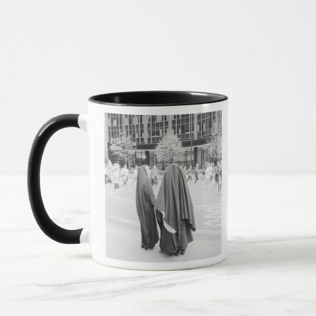 USA, NEW YORK: New York City Nuns bevakar NYC Mugg (Vänster)