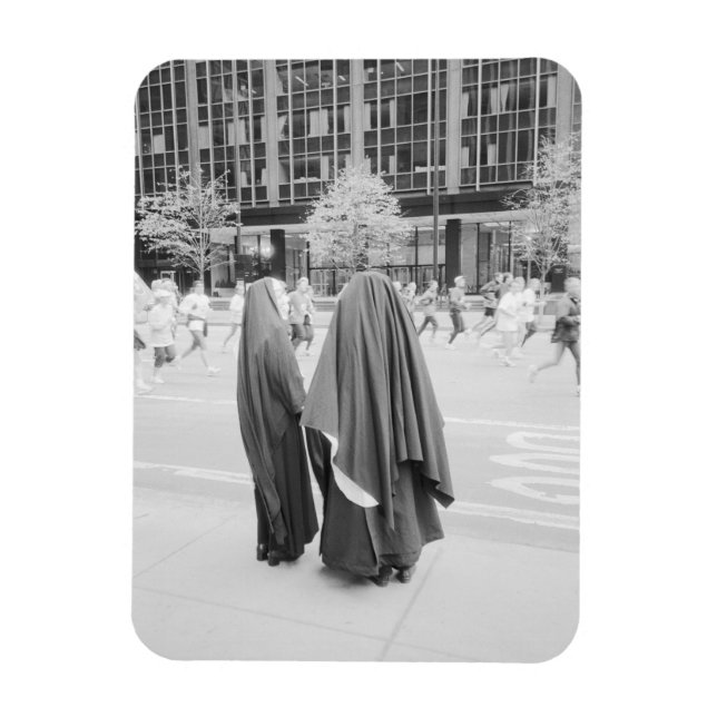 USA, NEW YORK: New York City Nuns Watching NYC Magnet (Vertikal)