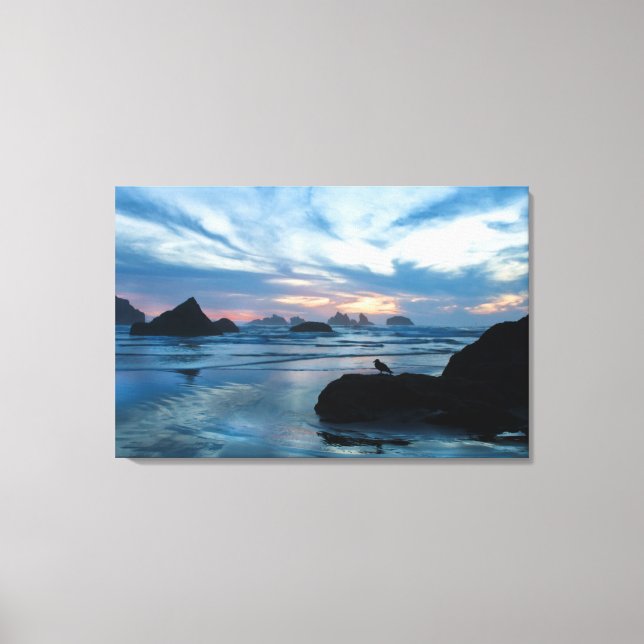USA, Oregon, Bandon Beach. Fiskmås vid sten Canvastryck (Framsida)