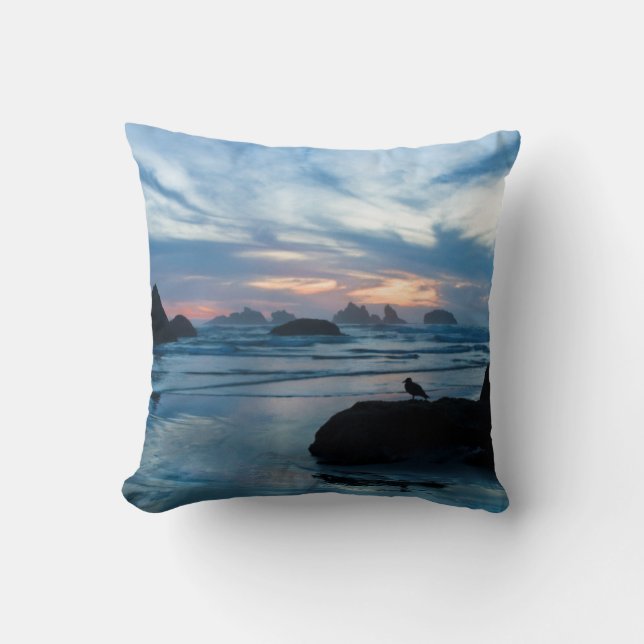 USA, Oregon, Bandon Beach. Måse på sten Kudde (Framsida)