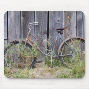 USA, Oregon, Bend. En förfallen gammal cykel Musmatta