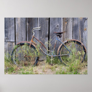 USA, Oregon, Bend. En förfallen gammal cykel Poster