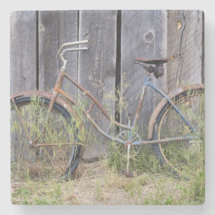 USA, Oregon, Bend. En gammal och fallfärdig cykel Stenunderlägg