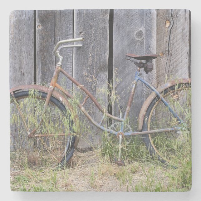 USA, Oregon, Bend. En gammal och fallfärdig cykel Stenunderlägg (Framsidan)