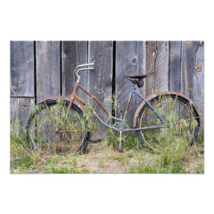 USA, Oregon, Bend. En gammal och förfallen cykel Fototryck