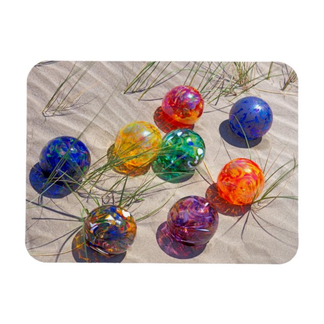 USA, Oregon. Färgglada glasflottörer på sanddyn Magnet (Horisontell)