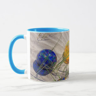 USA, Oregon. Färgglada glasflottörer på sanddyn Mugg