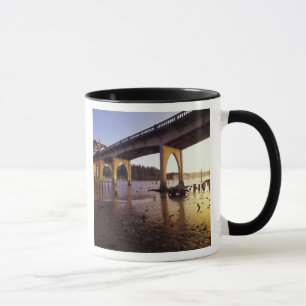 USA, Oregon, Florence. Siuslaw Bridge och Mugg