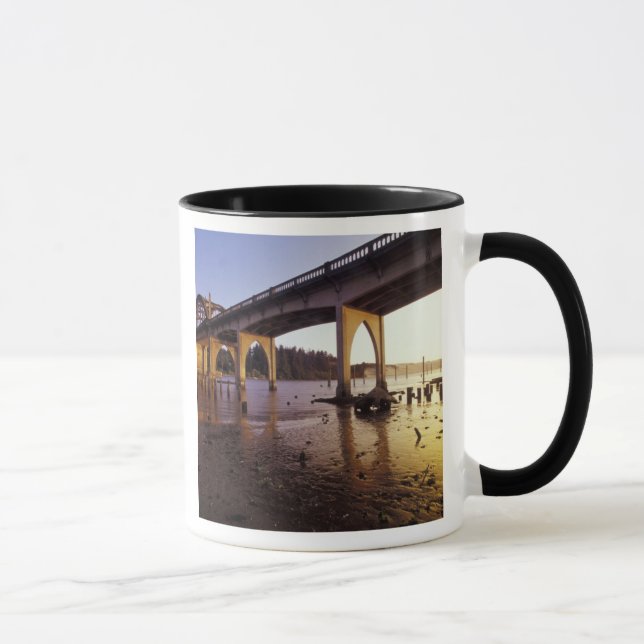 USA, Oregon, Florence. Siuslaw Bridge och Mugg (Höger)