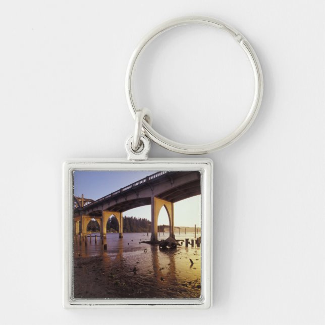USA, Oregon, Florens. Siuslaw Bridge och Fyrkantig Silverfärgad Nyckelring (Framsidan)