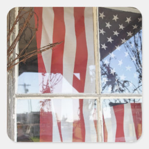USA, Oregon, Shaniko. Flagga i fönster bredvid Fyrkantigt Klistermärke