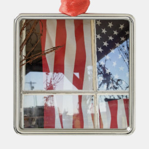 USA, Oregon, Shaniko. Flagga i fönster bredvid Julgransprydnad Metall
