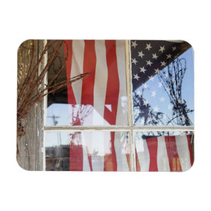USA, Oregon, Shaniko. Flagga i fönster bredvid Magnet