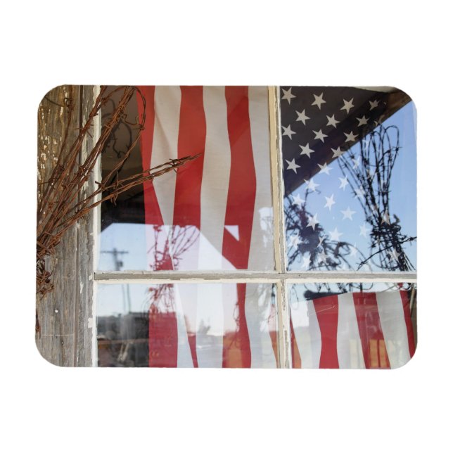 USA, Oregon, Shaniko. Flagga i fönster bredvid Magnet (Horisontell)
