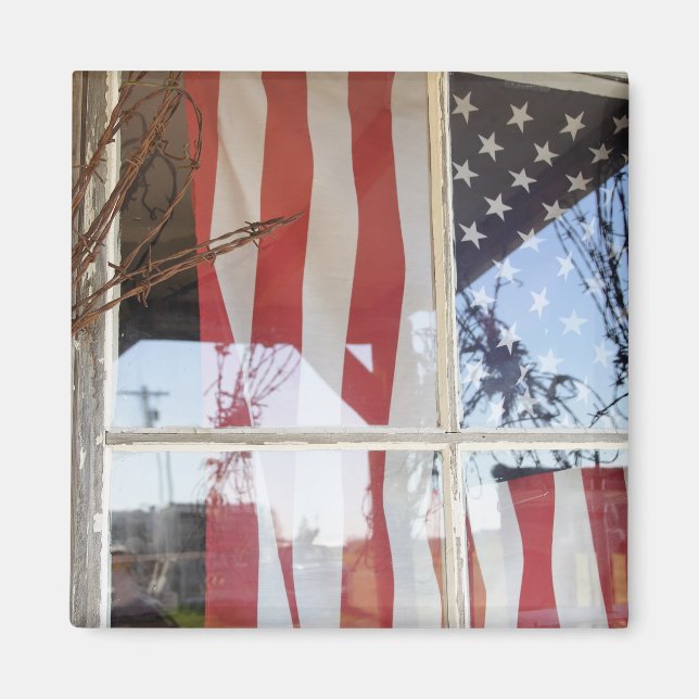 USA, Oregon, Shaniko. Flagga i fönster bredvid Magnet (Framsidan)