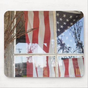 USA, Oregon, Shaniko. Flagga i fönster bredvid Musmatta