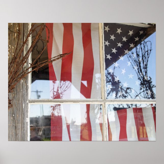 USA, Oregon, Shaniko. Flagga i fönster bredvid Poster (Framsidan)