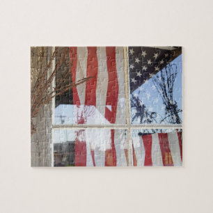 USA, Oregon, Shaniko. Flagga i fönster bredvid Pussel