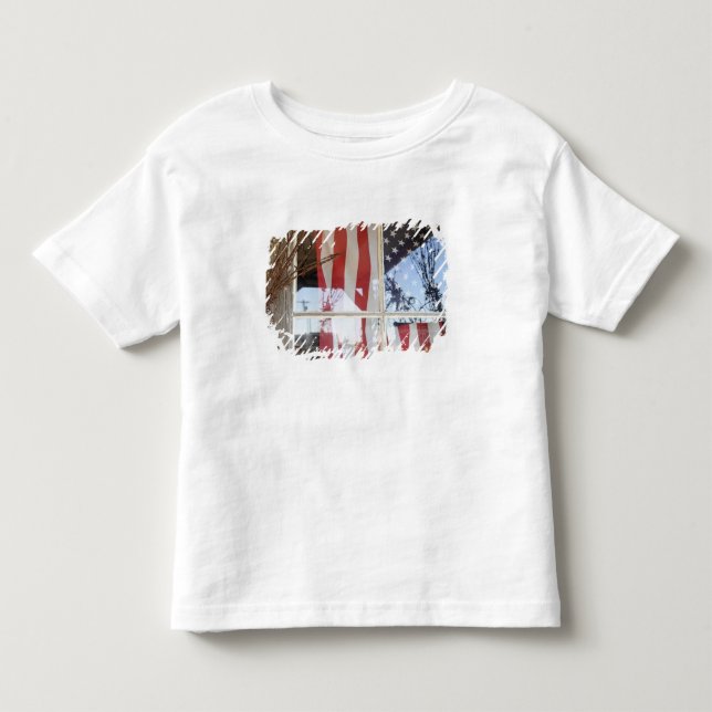 USA Oregon, Shaniko. Flagga i fönster bredvid T Shirt (Framsida)