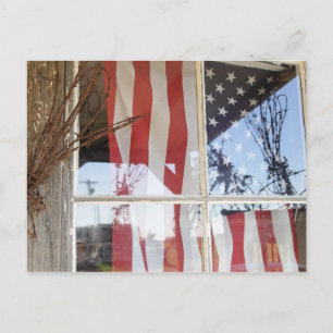 USA, Oregon, Shaniko. Flagga i fönster bredvid Vykort