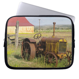 USA, Oregon, Shaniko. Rostig gammal traktor i Laptop Fodral
