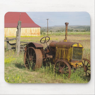 USA, Oregon, Shaniko. Rostig gammal traktor i Musmatta