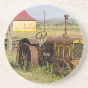 USA, Oregon, Shaniko. Rostig gammal traktor i Underlägg