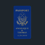 USA Passport Emblem Travel Theme Favor Adressetikett<br><div class="desc">Riktigt tittar USA:s passklistermärke, som visas i blått och guld, men du kan välja valfri bakgrund i färg för att matcha ditt resetema eller ditt program för bröllopsbröllop i färg. Fungerar som ett kuvert för en resa, vandring, "värld runt", "resa från ms. till fru" eller "välkomna till världen", babydusch eller...</div>