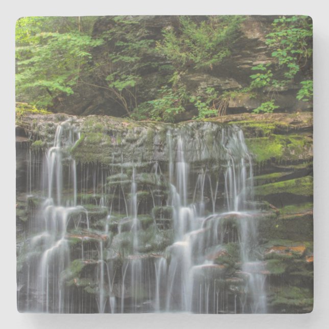 USA, Pennsylvania, Benton. Vattenfall i Ricketts Underlägg Sten (Framsidan)